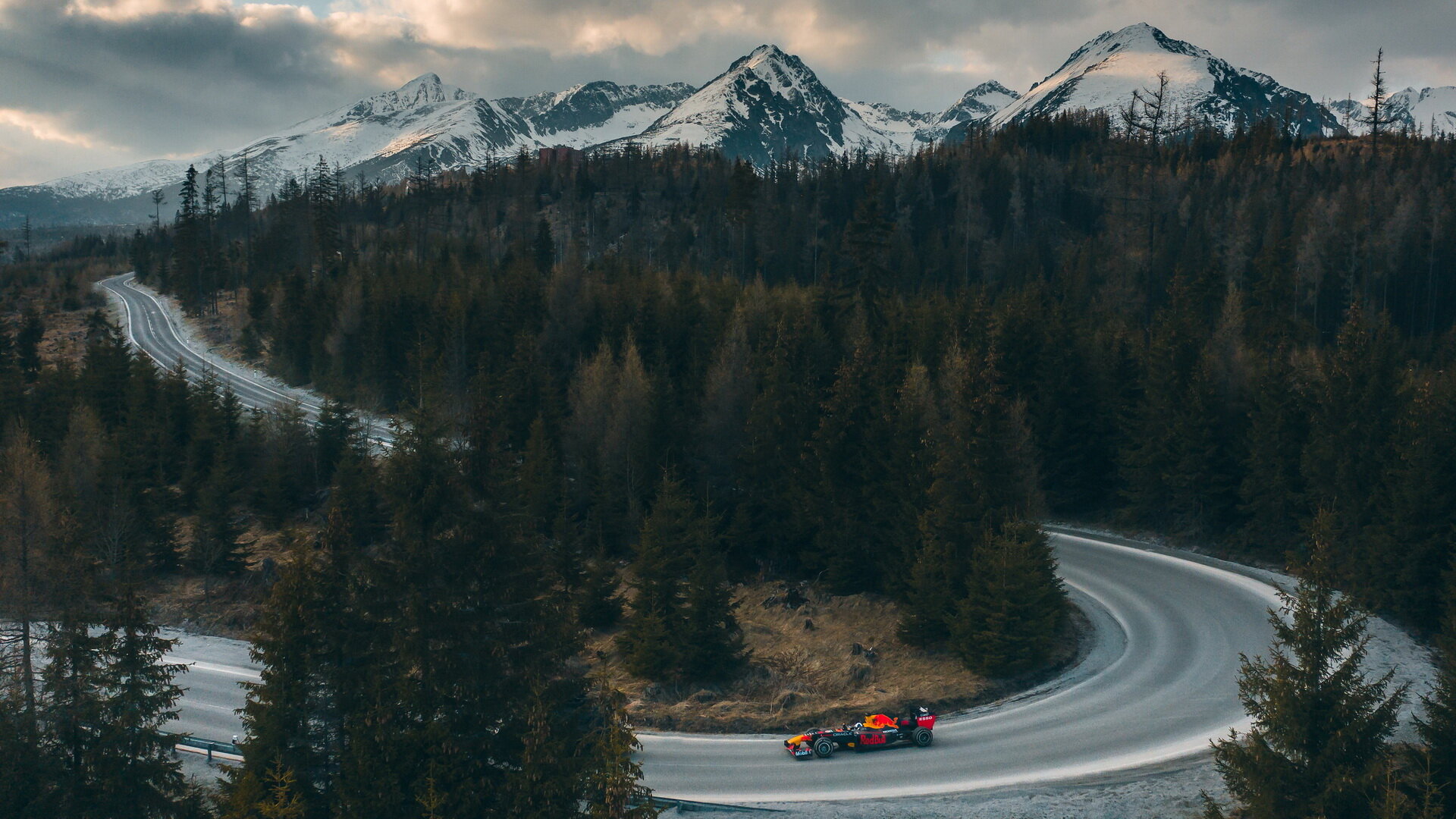 David Coulthard se s Red Bullem RB7 prohnal tatranskou magistrálou