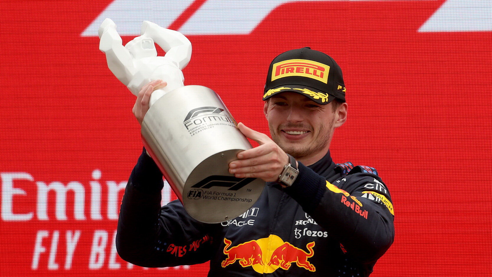 Max Verstappen se svou trofejí za prnví místo po závodě ve Francii
