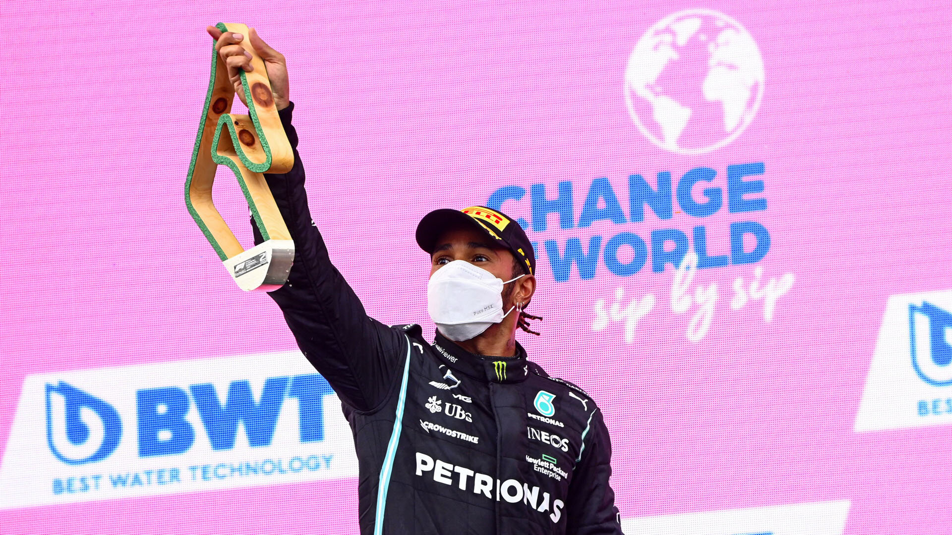 Lewis Hamilton s trofejí po GP Štýrska