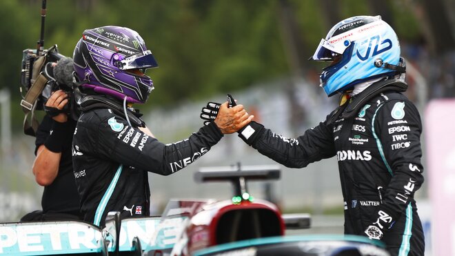 Lewis Hamilton a Valtteri Bottas po závodě v rakouském Štýrsku