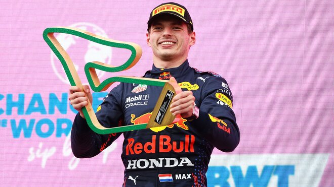 Max Verstappen s trofejí po GP Štýrska