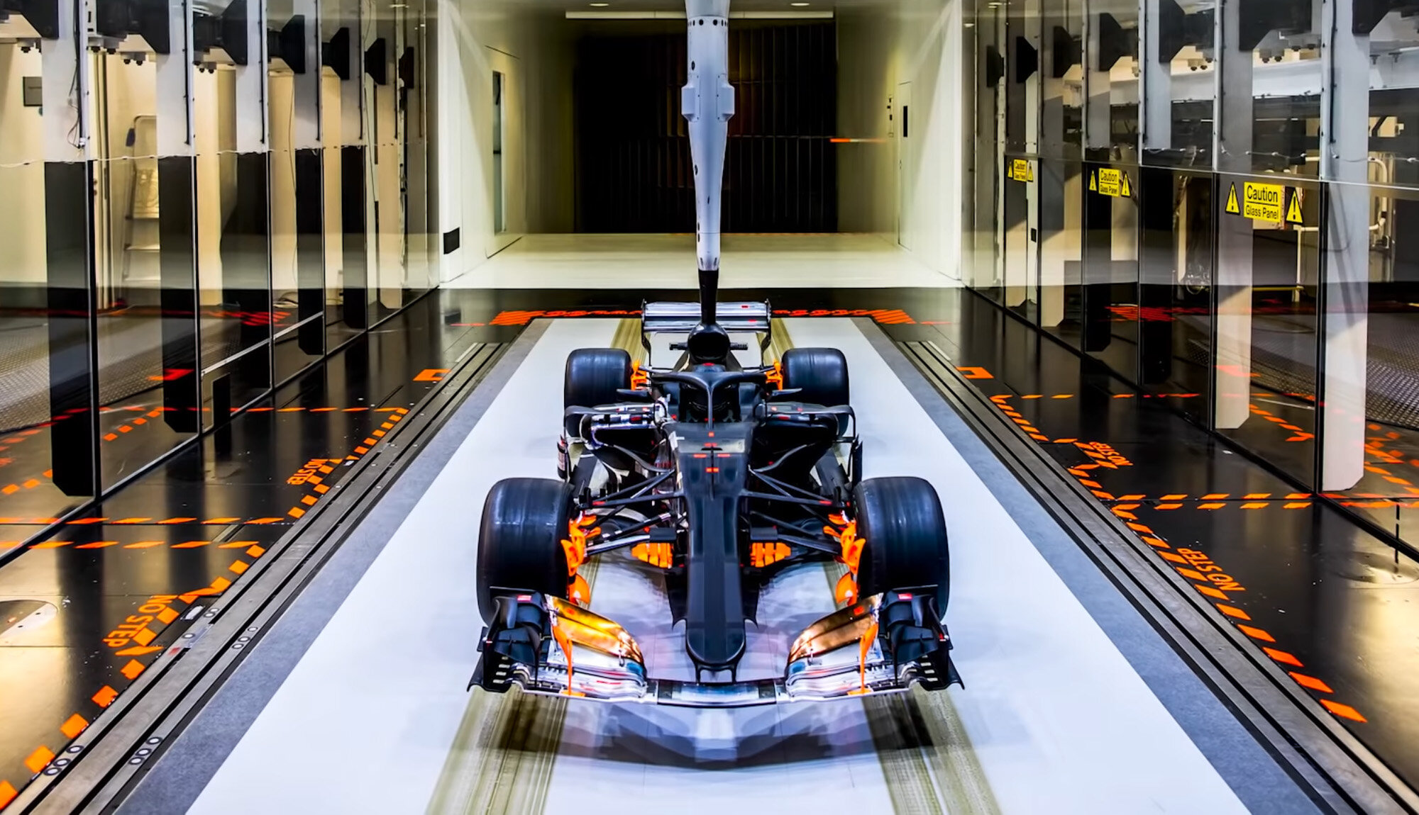 60% model F1 vozu Mercedesu v aerodynamickém tunelu