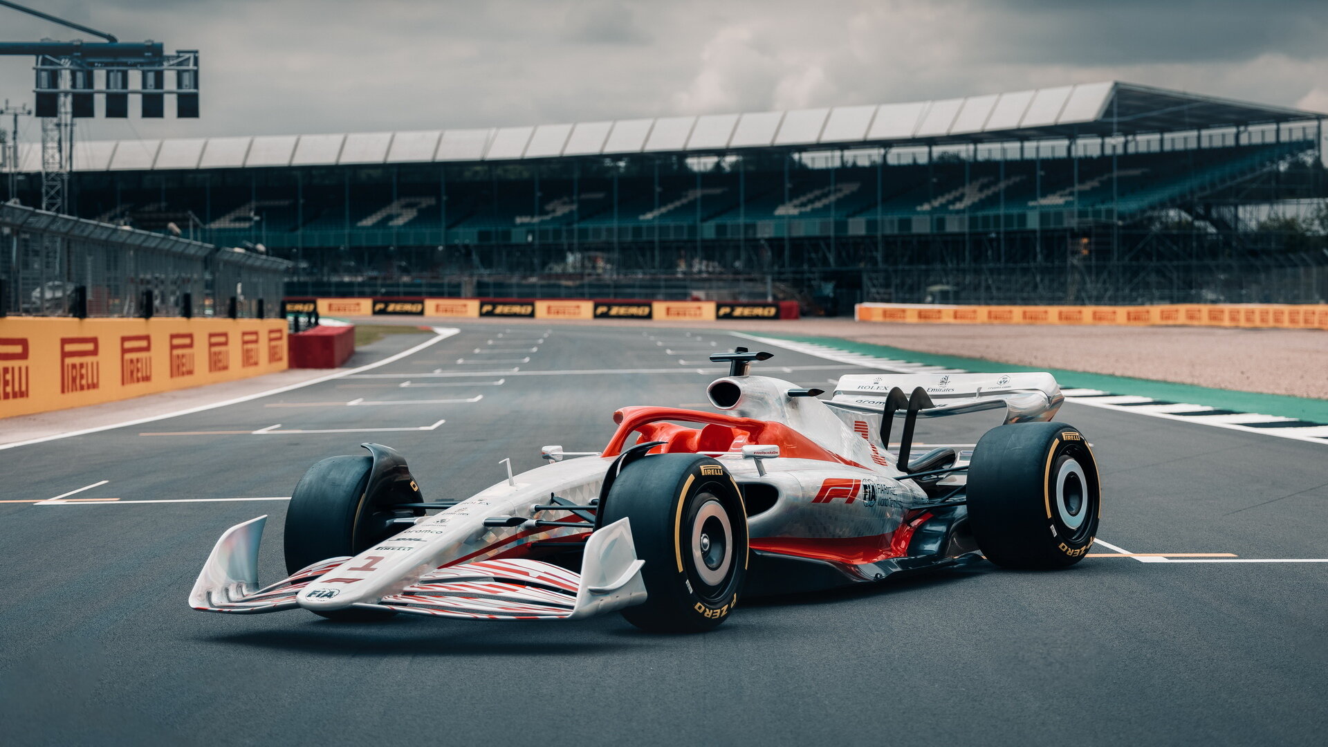 Koncept vozu Formule 1 pro sezónu 2022 na startovním roštu v Silverstone