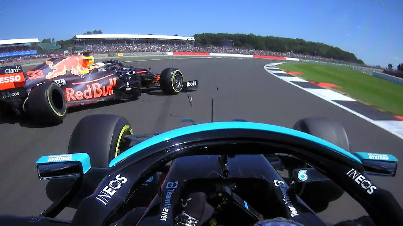 Lewis Hamilton naráží do Maxe Verstappena, ten končí ve zdi