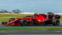 Carlos Sainz s Ferrari SF21 v Silverstone