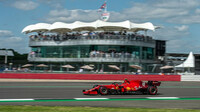 Carlos Sainz s Ferrari SF21 v Silverstone