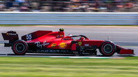 Carlos Sainz s Ferrari SF21 v Silverstone