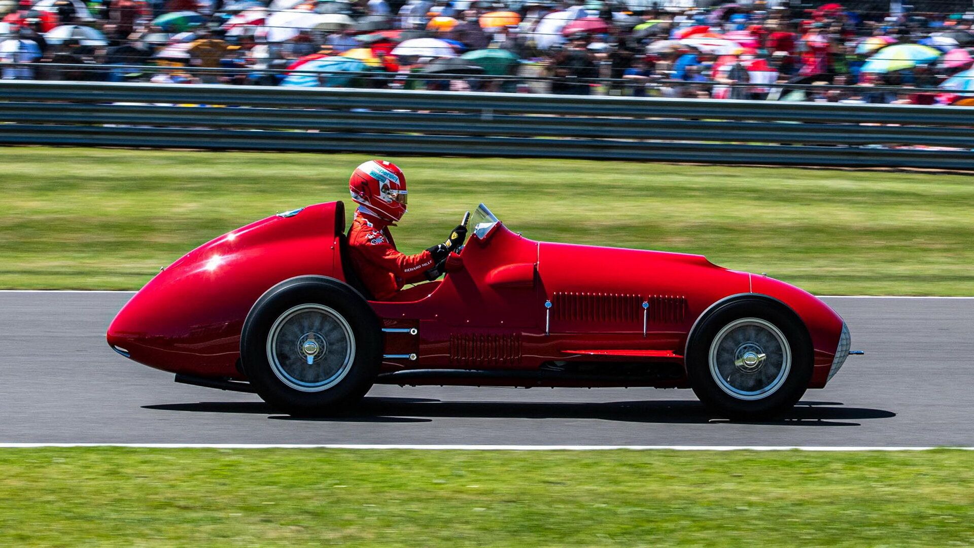 Charles Leclerc s historickým Ferrari 375F1 v Silverstone