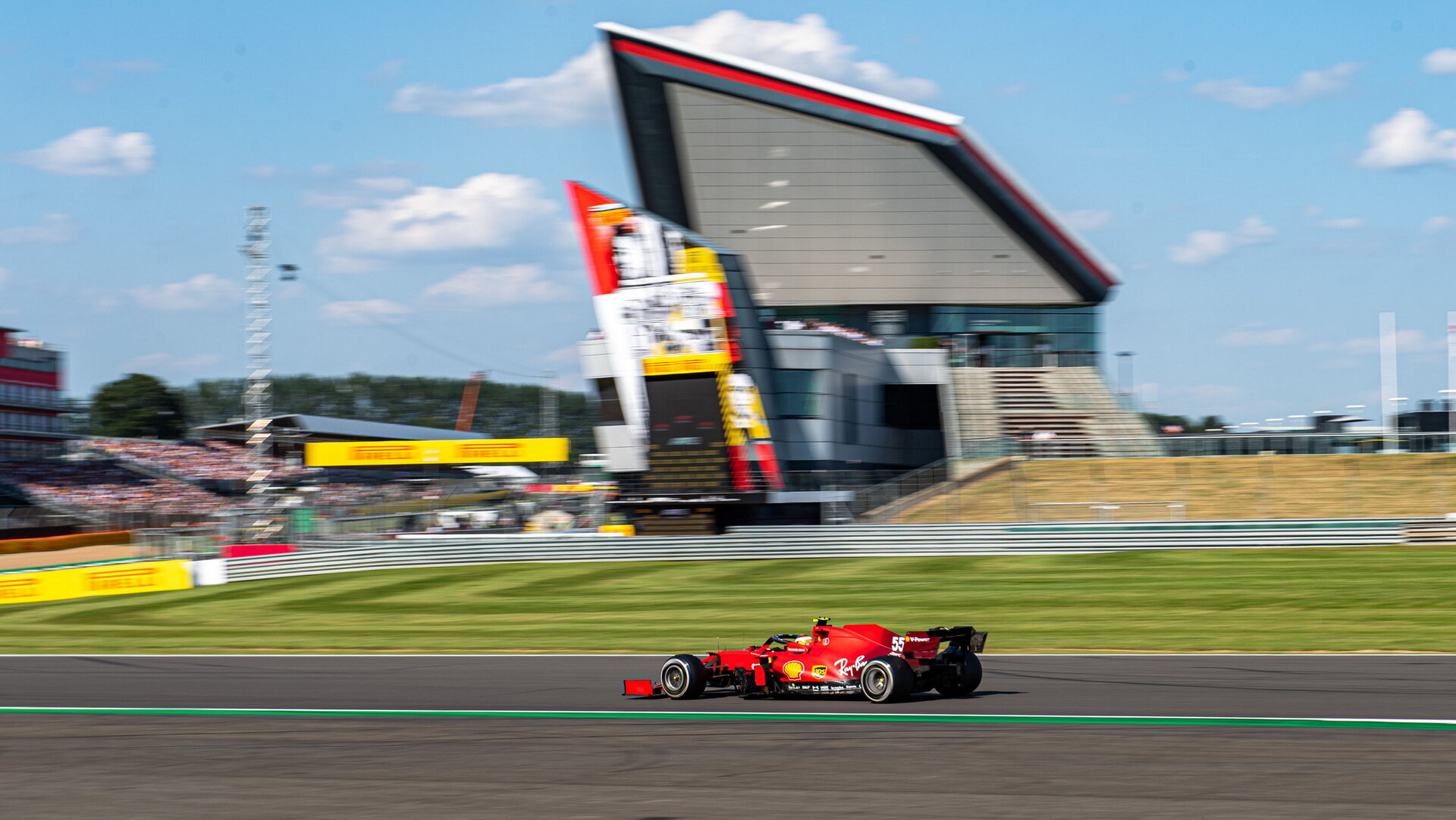 Carlos Sainz s Ferrari SF21 v Silverstone