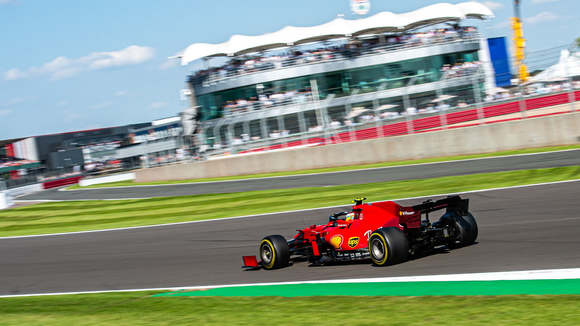 Carlos Sainz s Ferrari SF21 v Silverstone