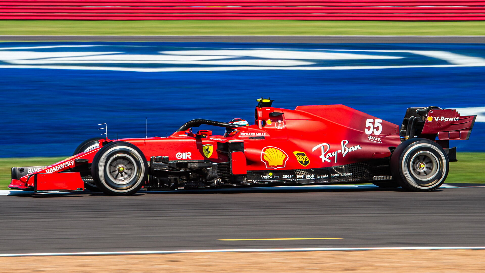 Carlos Sainz s Ferrari SF21 v Silverstone