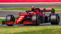 Carlos Sainz s Ferrari SF21 v Silverstone