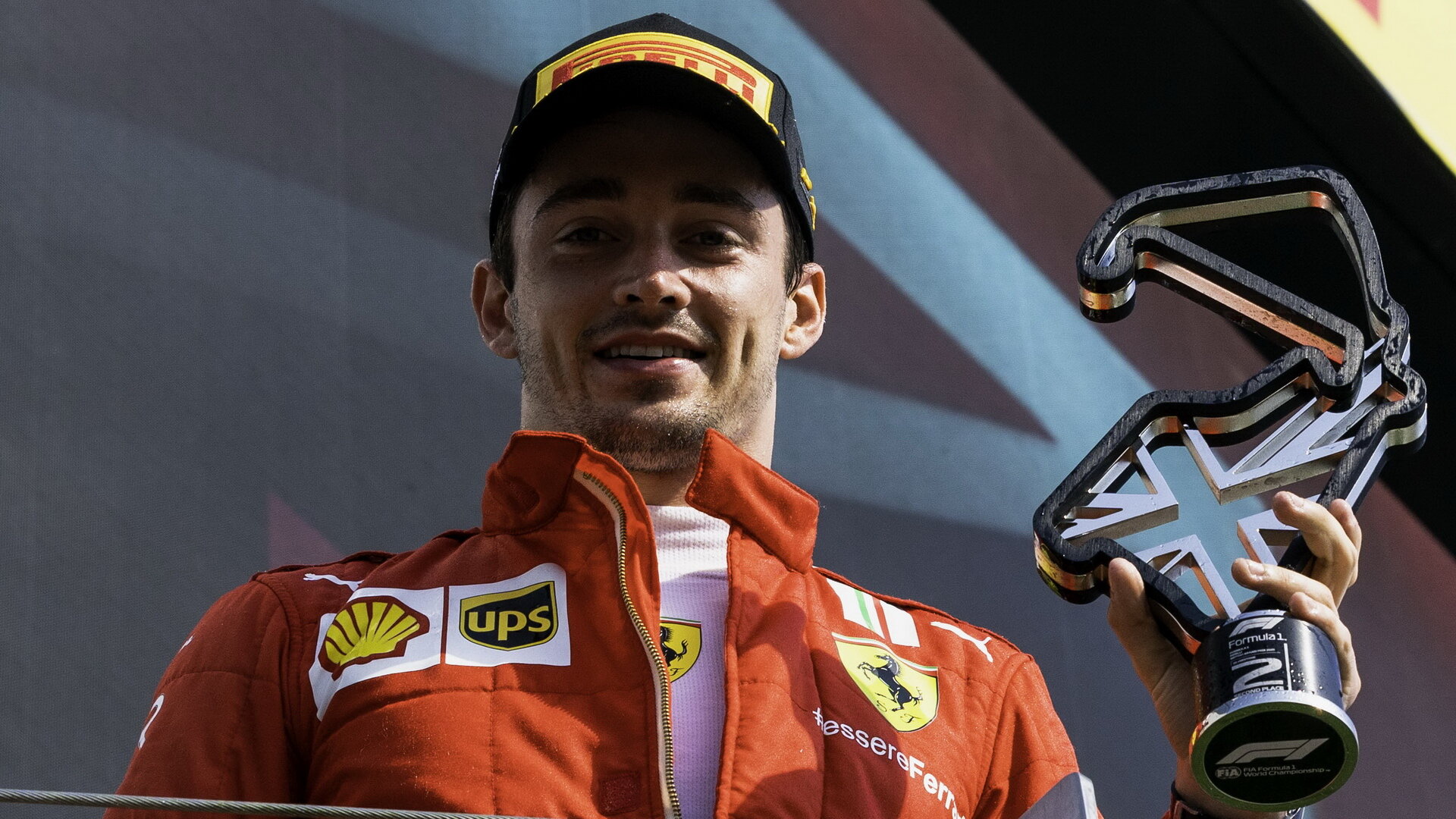 Charles Leclerc se stříbrnou trofejí v Silverstone