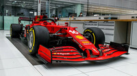 Naleštěné Ferrari SF21 během letní přestávky v továrně