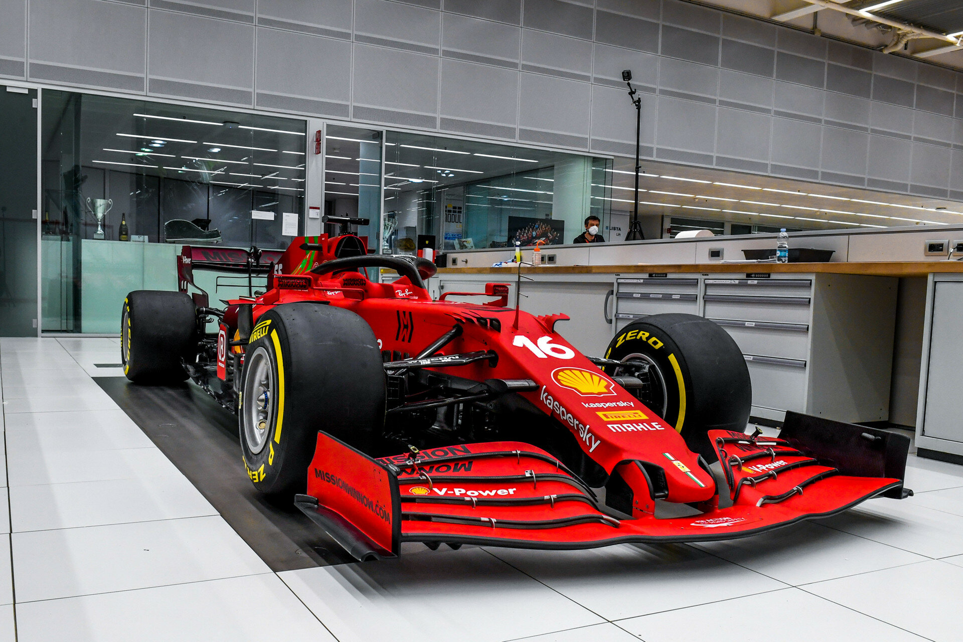 Naleštěné Ferrari SF21 během letní přestávky v továrně