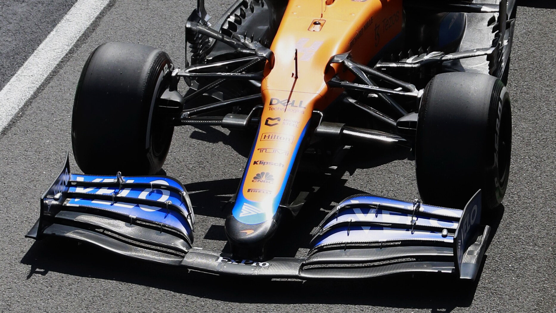 Přední křídlo McLarenu MCL35 v Silverstone