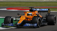 Daniel Ricciardo s McLarenem MCL35 v Silverstone