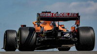 Daniel Ricciardo s McLarenem MCL35 v Silverstone