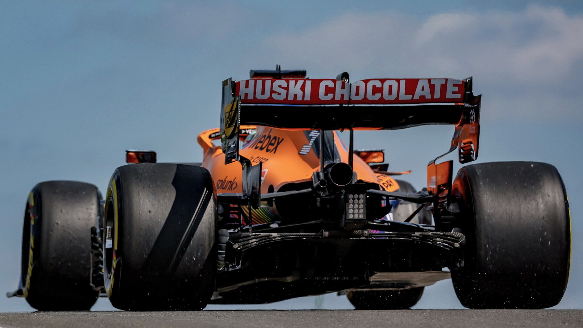 Záď neoptimálního McLarenu MCL35M