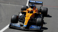 Daniel Ricciardo s McLarenem MCL35 v Silverstone