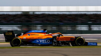 Daniel Ricciardo s McLarenem MCL35 v Silverstone