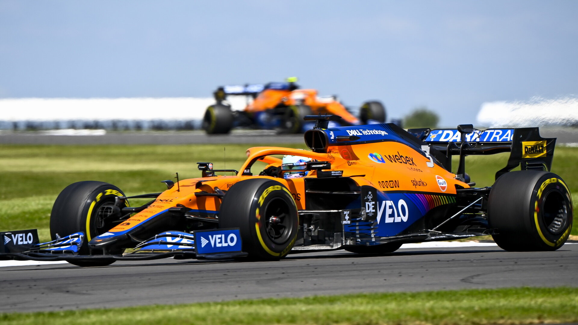 Daniel Ricciardo s McLarenem MCL35 v Silverstone