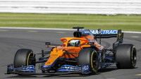 Daniel Ricciardo s McLarenem MCL35 v Silverstone