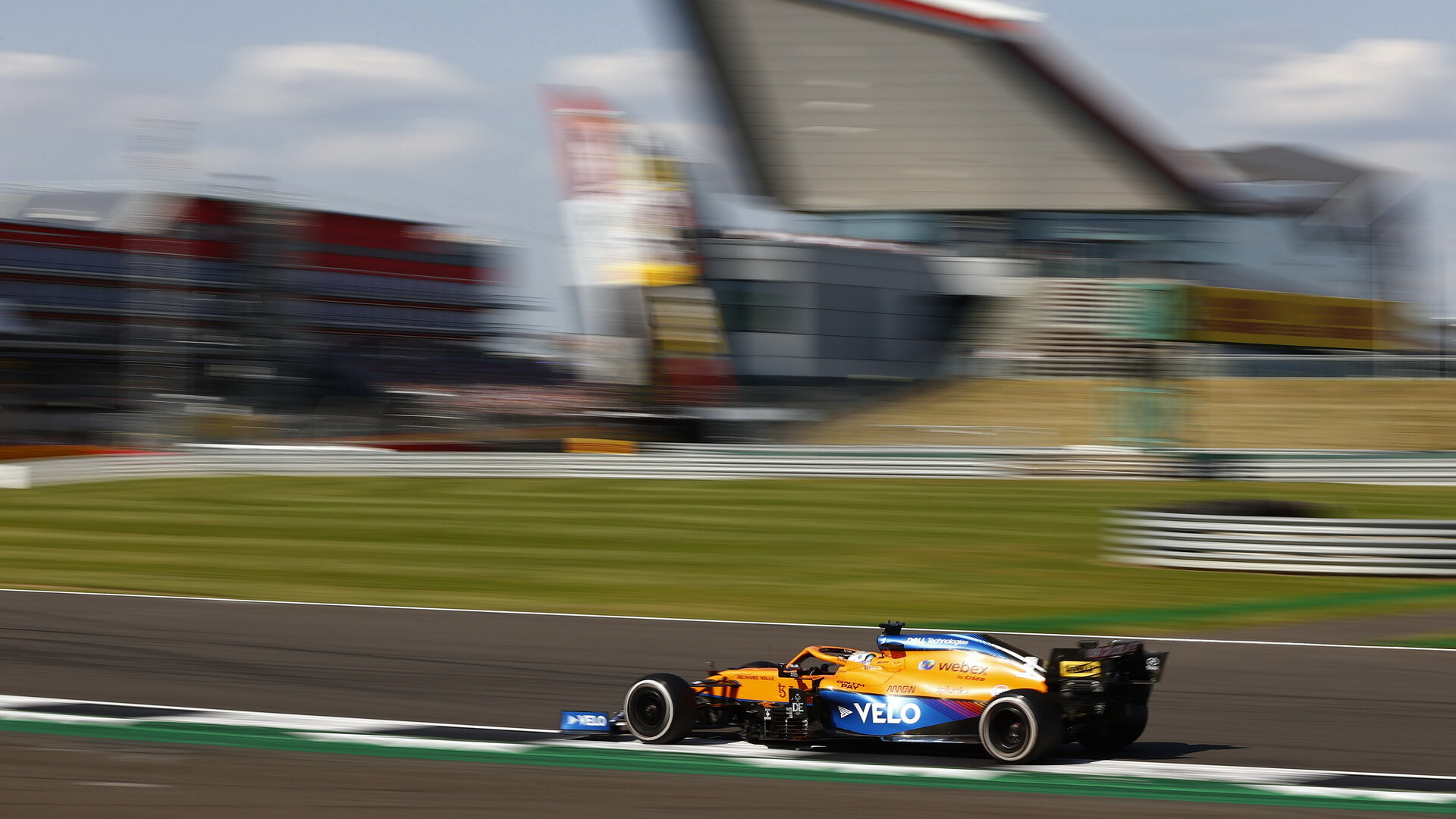 Daniel Ricciardo s McLarenem MCL35 v Silverstone