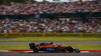 Daniel Ricciardo s McLarenem MCL35 v Silverstone