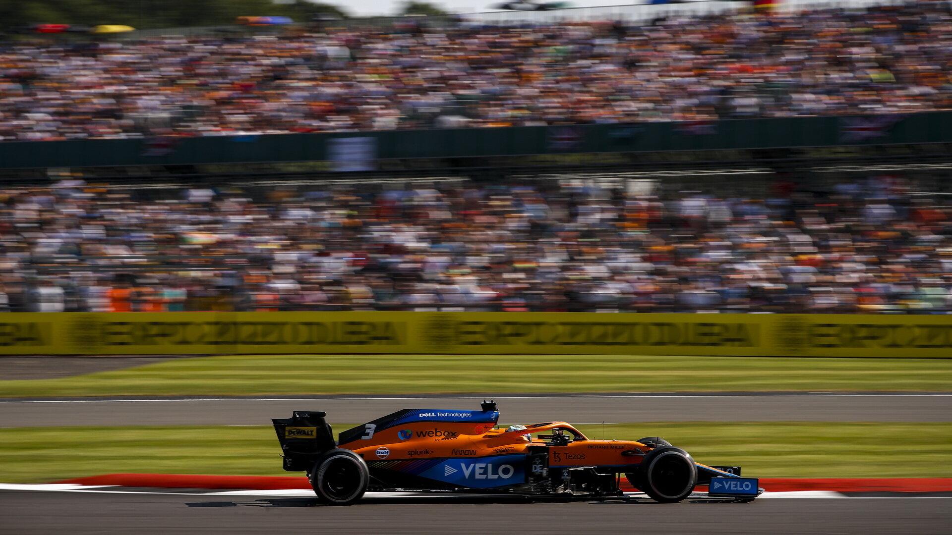 Daniel Ricciardo s McLarenem MCL35 v Silverstone