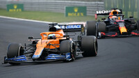 Daniel Ricciardo s McLarenem před Red Bullem Maxe Verstappena v Maďarsku