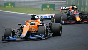 Daniel Ricciardo s McLarenem před Red Bullem Maxe Verstappena v Maďarsku