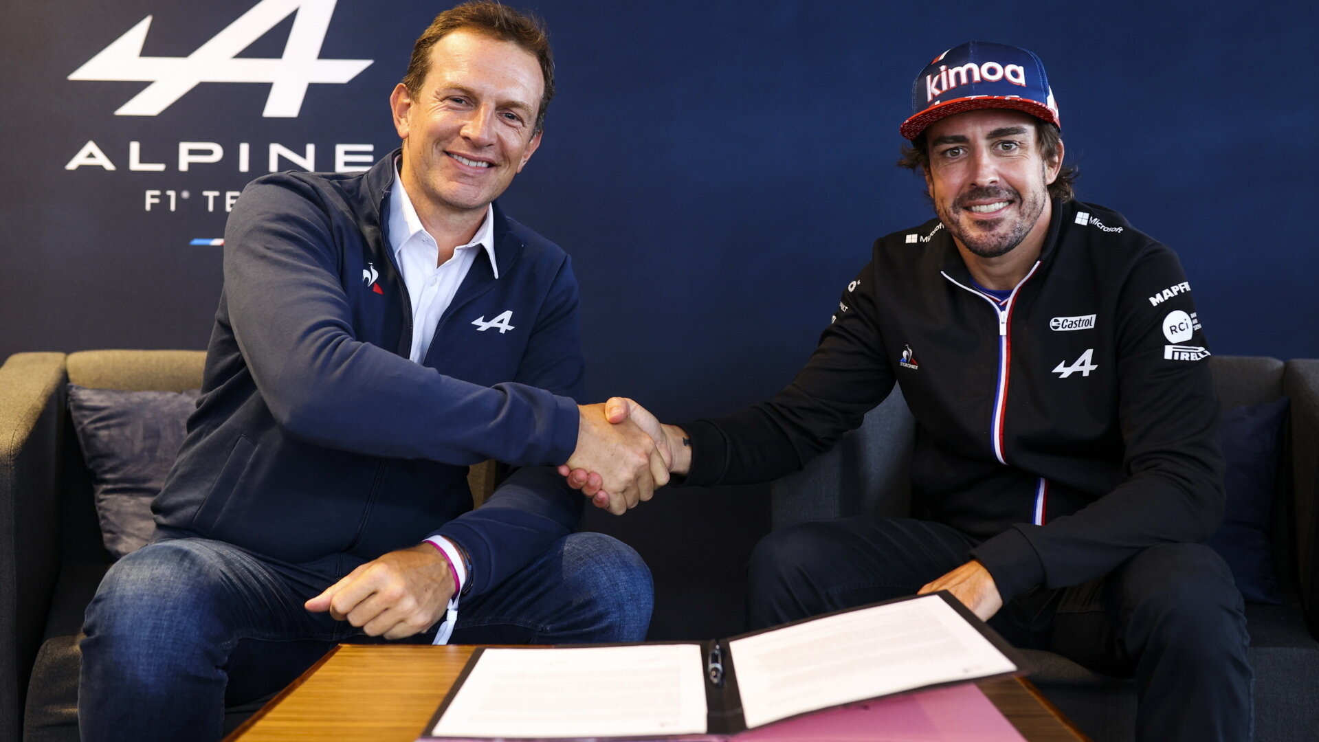 Fernando Alonso po prodloužení kontraktu s ředitelem Alpine Laurentem Rossim