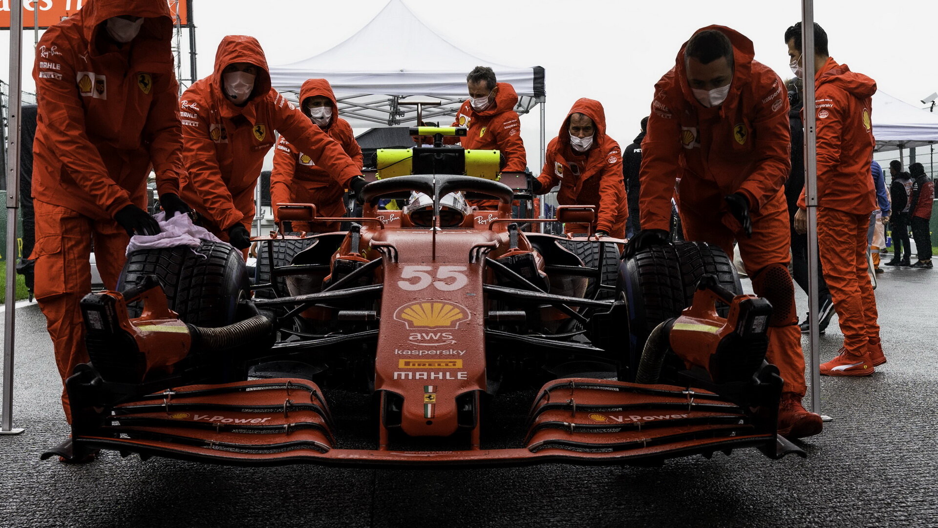 Charles Leclerc počas upršené neděle v Belgii