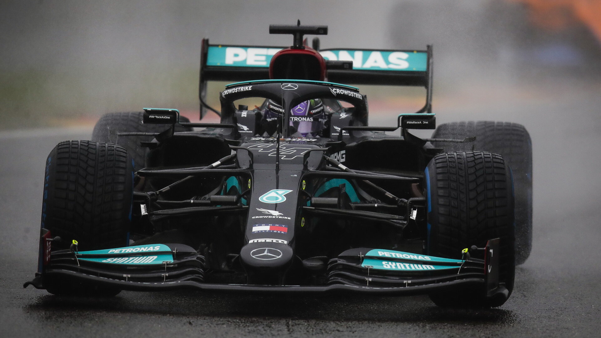 Lewis Hamilton počas upršené neděle v Belgii