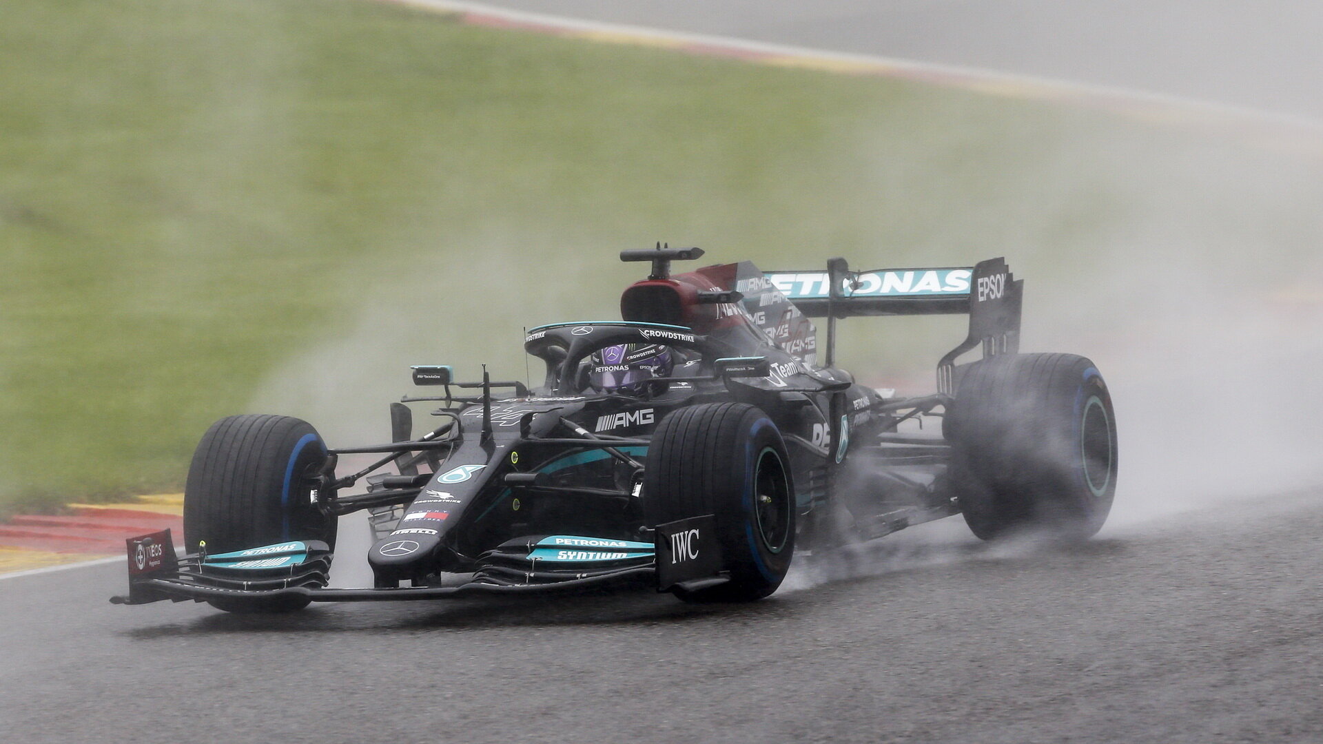 Lewis Hamilton s Mercedesem W12 za deště