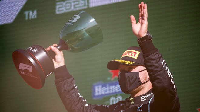 Valtteri Bottas se svou trofejí za třetí místo po závodě v Holandsku