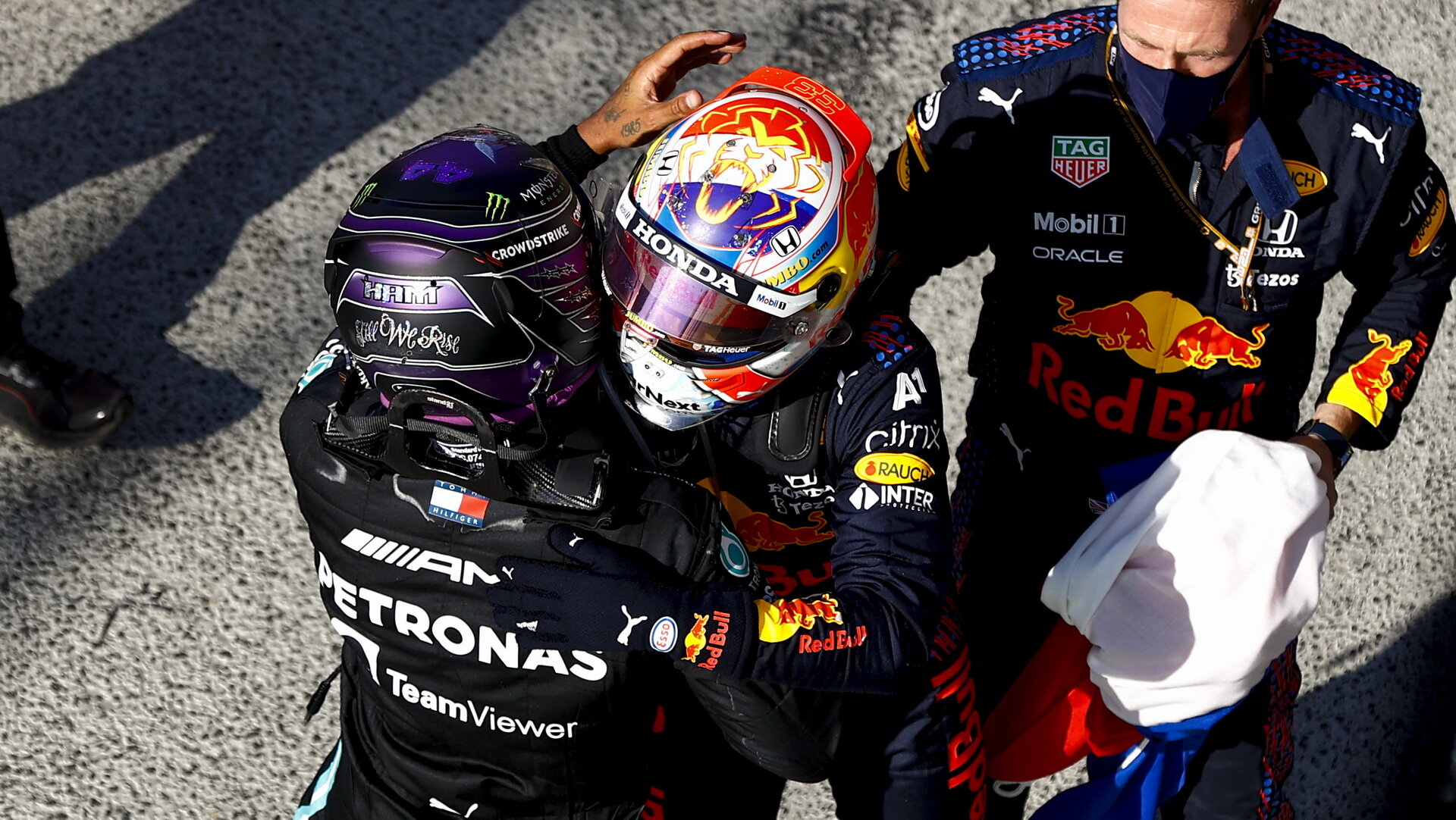 Lewis Hamilton gratuluje Maxovi Verstappenovi k vítězství v závodě v Holandsku