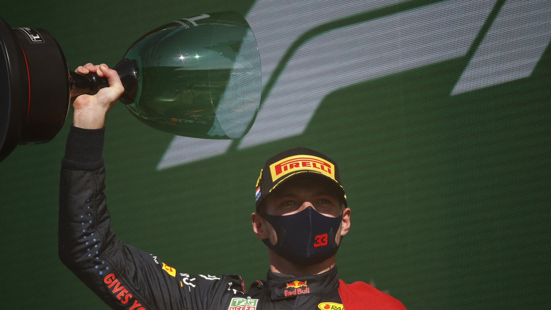 Max Verstappen se svou trofejí za první místo po závodě v Holandsku