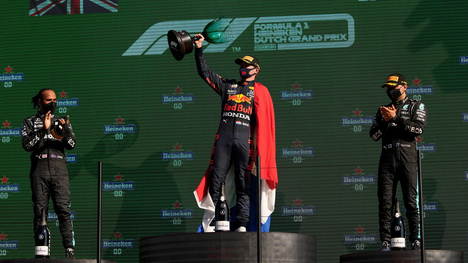 Max Verstappen slaví vítězství v závodě v Holandsku