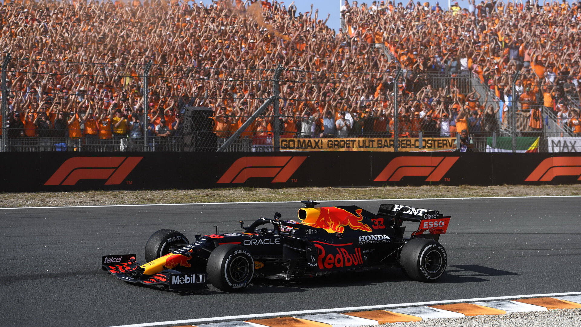 Max Verstappen v závodě v Holandsku