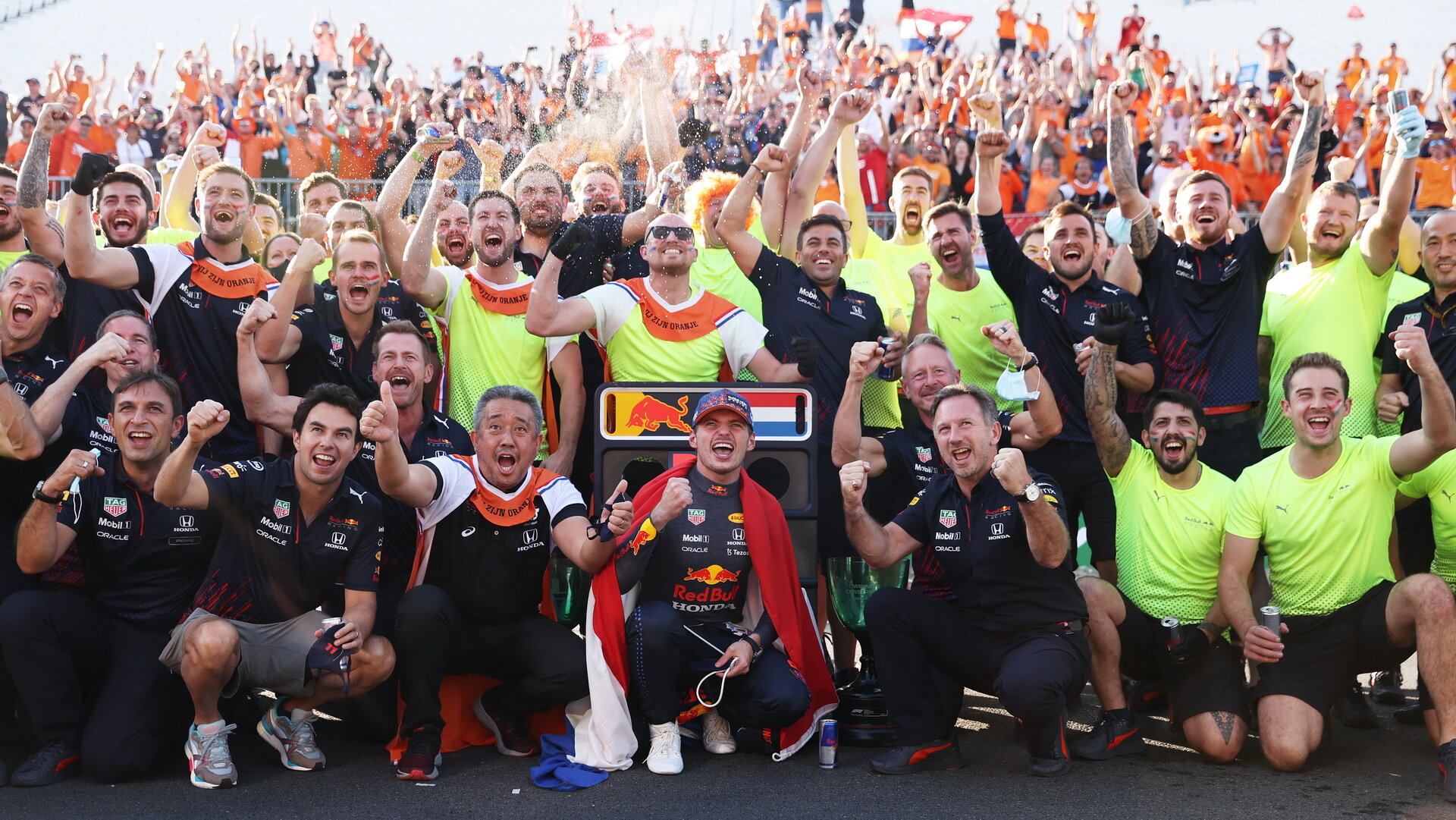Týmová radost Red Bullu v závodě v Holandsku