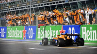 Daniel Ricciardo v cíli závodu na Monze