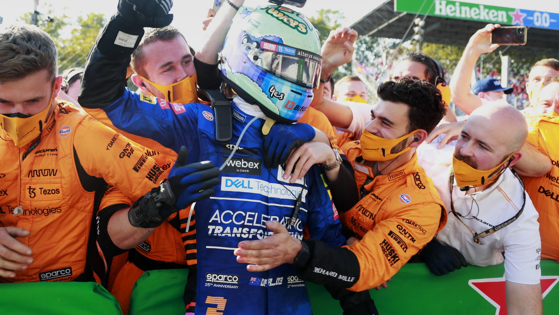 Daniel Ricciardo slaví po závodě na Monze