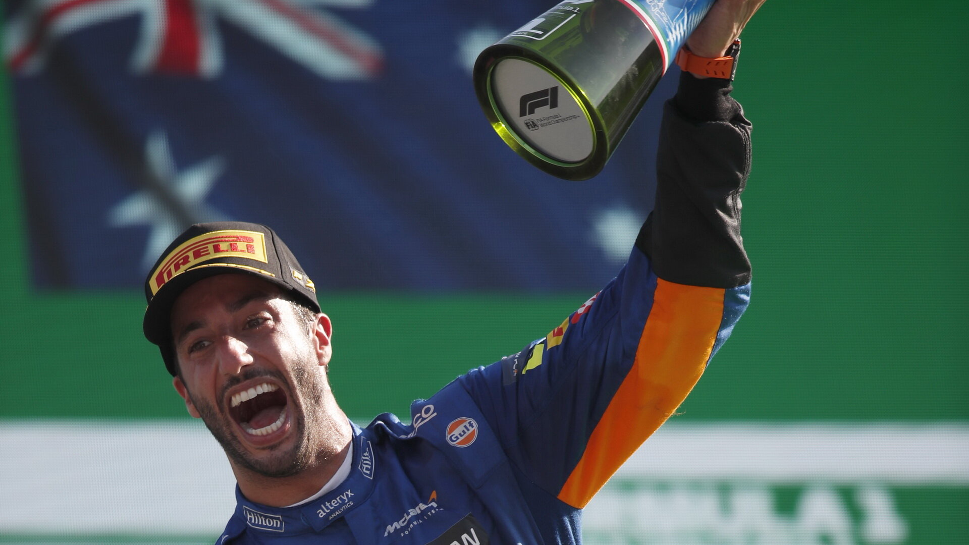 Daniel Ricciardo se svou trofejí za první místo po závodě na Monze