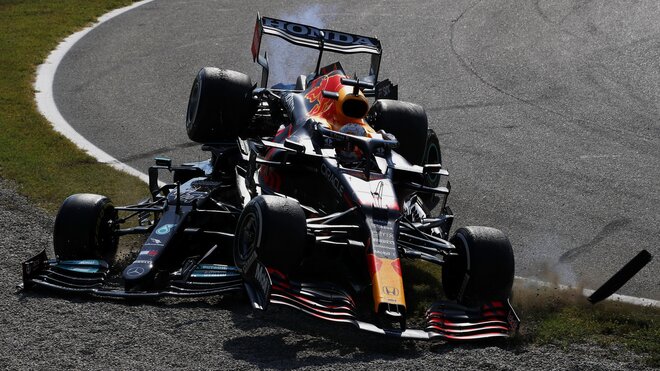 Max Verstappen po kontaktu s Mercedesem Lewise Hamiltona