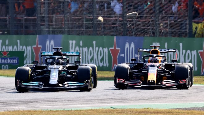 Lewis Hamilton a Max Verstappen v závodě na Monze