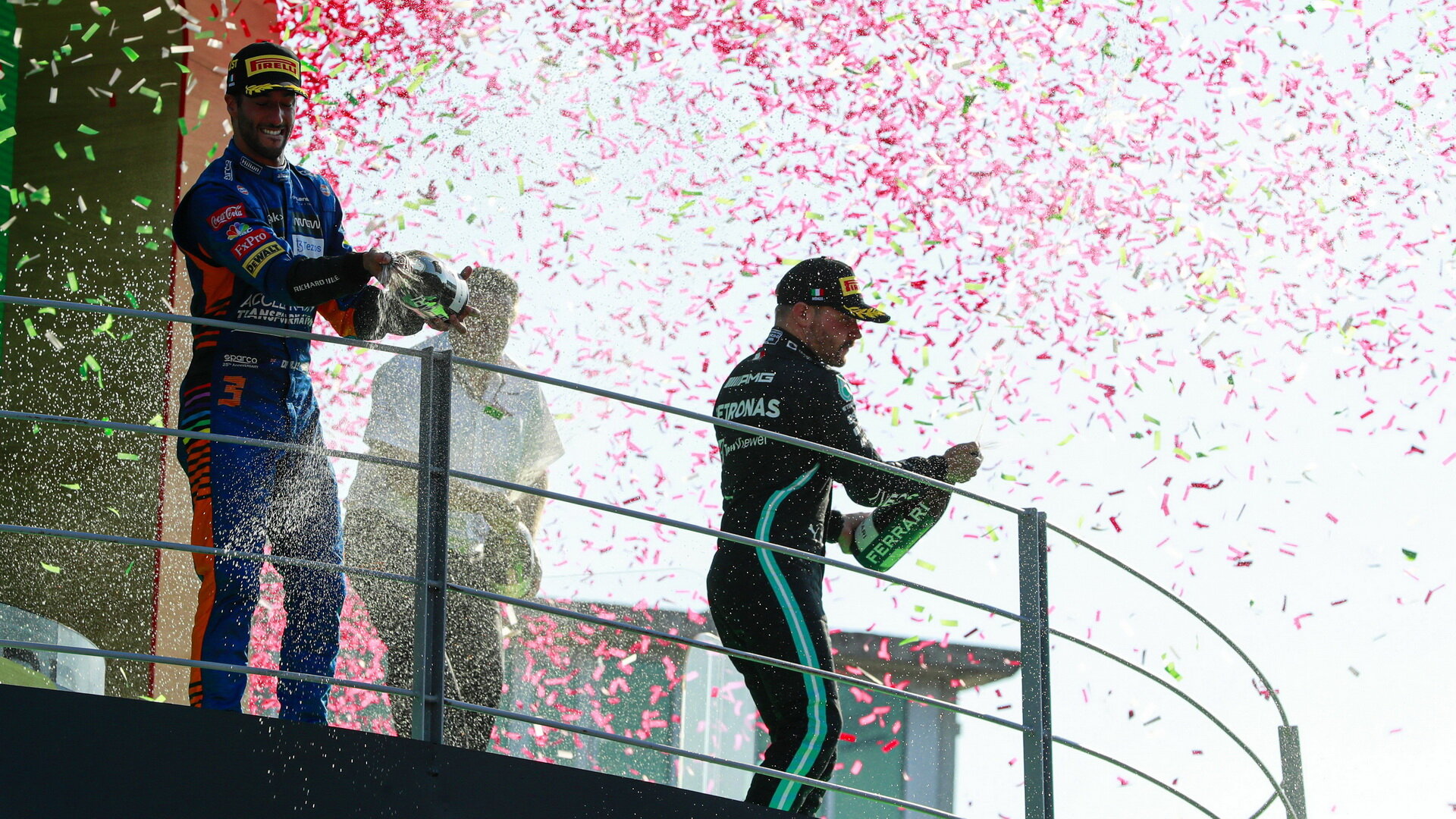 Daniel Ricciardo a Valtteri Bottas slaví na pódiu po závodě na Monze