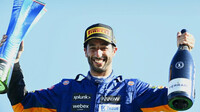 Daniel Ricciardo se svou trofejí za první místo po závodě na Monze
