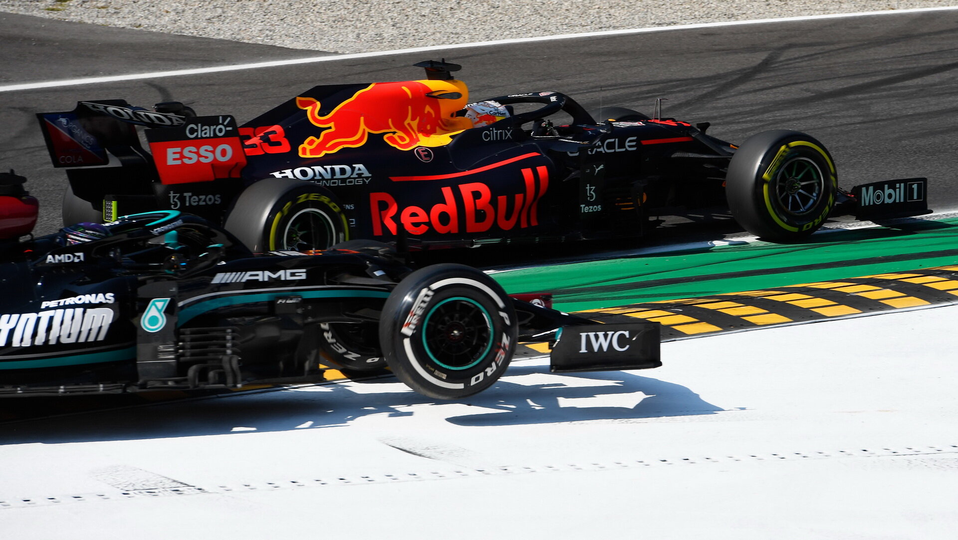 Max Verstappen a Lewis Hamilton při předjíždění v závodě na Monze